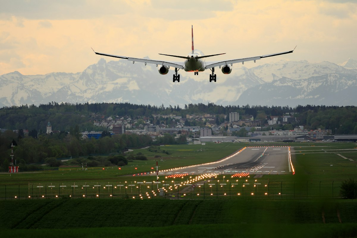 飛行機と青空